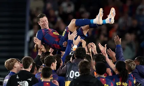 روبرت ليفاندوفسكي يودع برشلونة بكلمات مؤثرة